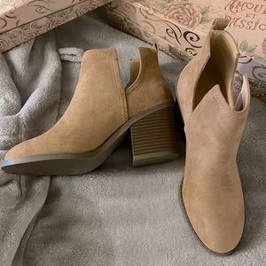 NWOT Adorable Booties size 8